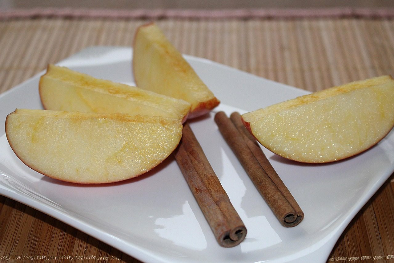 Freshly sliced apples with cinnamon 